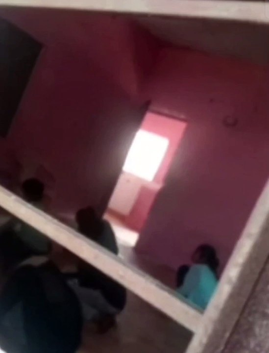 बोर्ड परीक्षा के दौरान टीचर ने ब्लैक बोर्ड पर लिखा आंसर;सोशल मीडिया पर वायरल हो रहा वीडियो