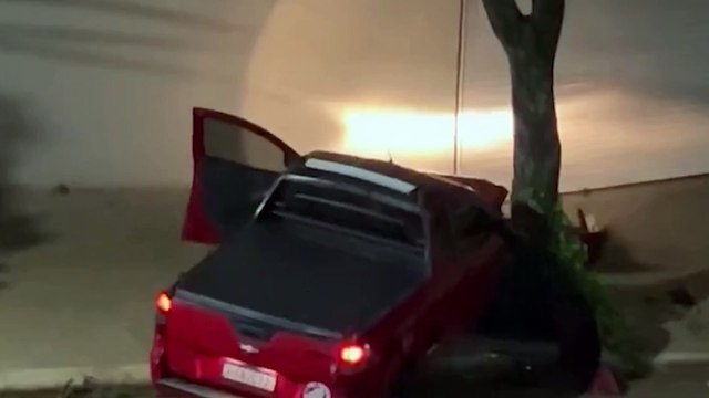 Condutor perde controle e Montana atinge árvore na rua Pio XII