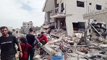 فلسطينيون يبحثون عن ناجين بين الركام بعد قصف على النصيرات