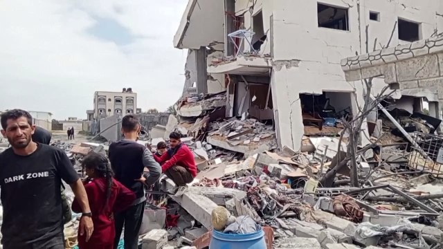 فلسطينيون يبحثون عن ناجين بين الركام بعد قصف على النصيرات