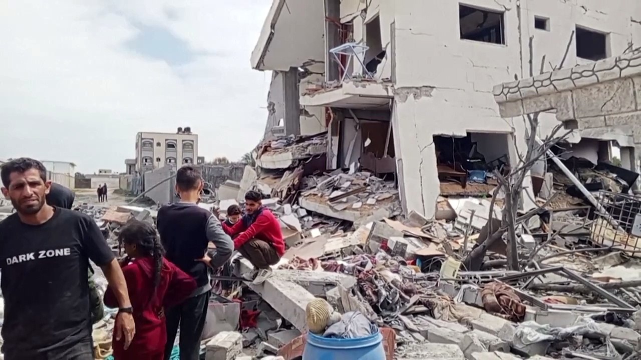 فلسطينيون يبحثون عن ناجين بين الركام بعد قصف على النصيرات