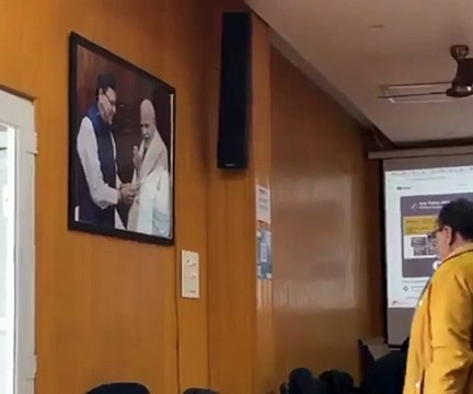 लोकसभा चुनाव की तारीखों की घोषणा होते दीवार से उतार ली गई पीएम मोदी और सीएम की तस्वीरें, देंखे वीडियो