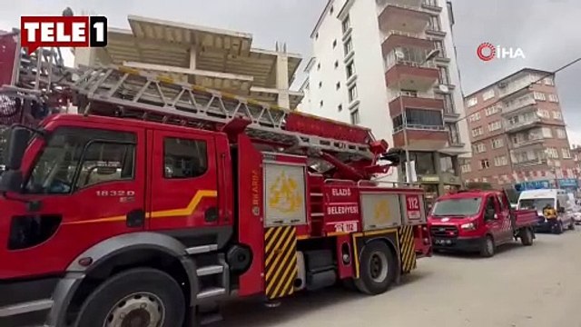 Elazığ‘da 3 katlı binanın inşaatına çıkarak intihar girişiminde bulunan kişi uzun süren çalışmaların sonunda ikna edilerek vazgeçirildi. İntihar girişimi sırasında küçük bir çocuğun sözleri dikkat çekti.