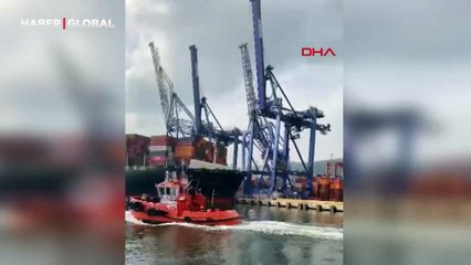Gemi kıyıya çarptı, vinçler devrildi! O anlar kamerada...