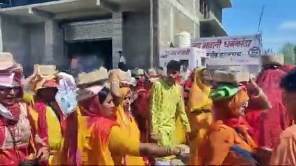 सिर पर सिगड़ी रखकर 152 किलोमीटर पैदल चलती हैं महिलाएं