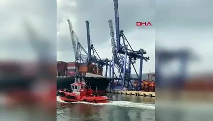 Kocaeli'de limana yanaşan gemi kıyıya çarptı vinçler devrildi; kaza anı kamerada