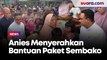 Kunjungi Warga Terdampak Banjir Sumbar, Anies Menyerahkan Bantuan Paket Sembako