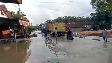Truk Melewati Jalan Raya Banjir