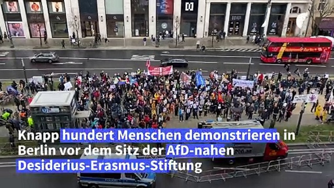 Hundert Menschen demonstrieren vor Sitz von AfD-naher Stiftung in Berlin
