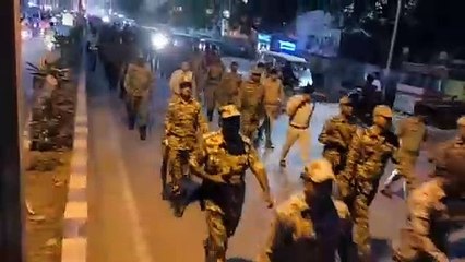 Video herunterladen: मुरैना में कलेक्टर, एसपी ने पुलिस फोर्स के साथ निकाला फ्लैग मार्च