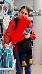 Une maman n’ayant pas assez d’argent pour effectuer un achat se fait surprendre par une cliente