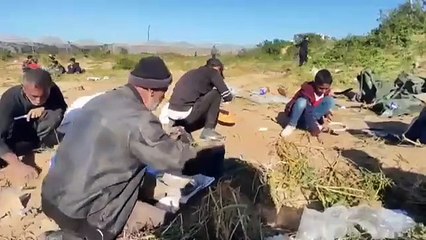 Gazzeli babalar, çocuklarını doyurmak için kumda yiyecek toplamaya çalışıyor