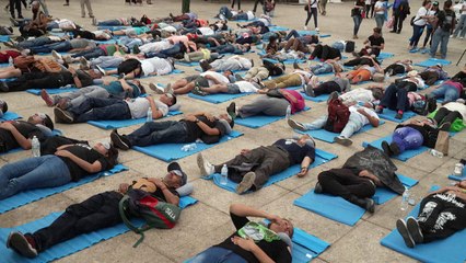 Mexicanos toman "siesta masiva" por su derecho a dormir bien