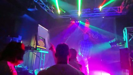 VAN HALEN - HOT FOR TEACHER (PERFORMED LIVE AT LEATHERHERADS)