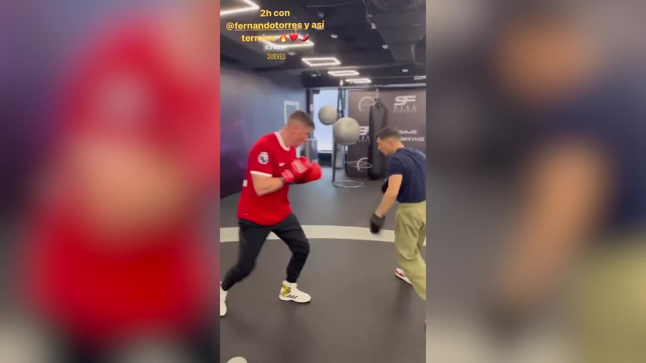 Fernando Torres boxeando con la camiseta de Alexander Arnold en el Liverpool