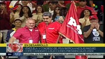 En Venezuela, el Vicepresidente del PSUV Diosdado Cabello, entrega estandarte al Pdte. Nicolás Maduro.