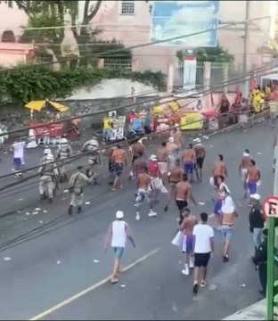 Vídeo: Briga entre torcedores do Bahia causa tumulto dentro e fora da Fonte Nova