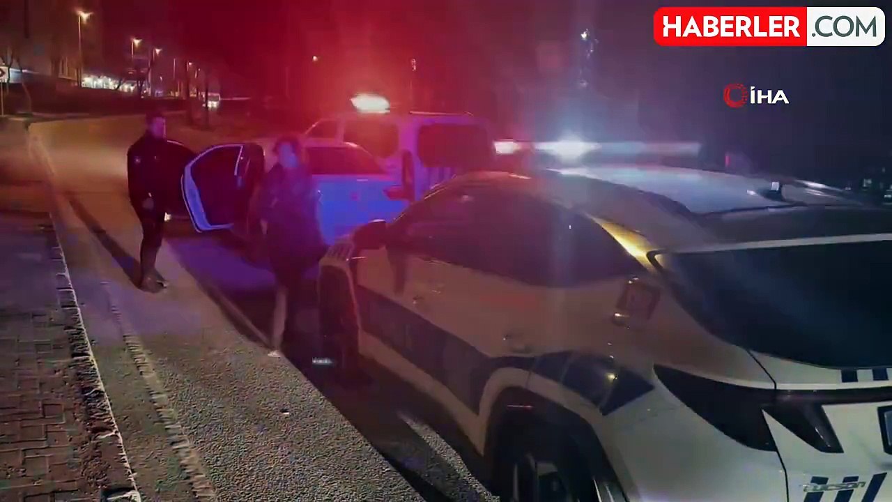 Bahçelievler'de durdurulan plakasız araçtan uzun namlulu silahlar çıktı: Şüpheliler hareket halindeki araçtan atladı