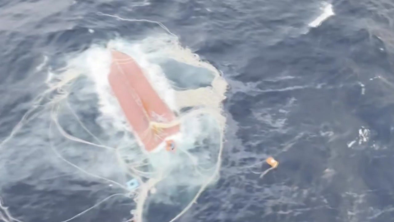 경북 포항 120km 해상서 어선 전복...5명 구조·1명 실종 / YTN