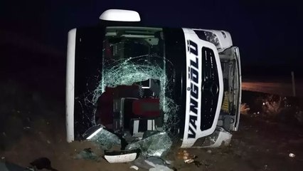 Yolcu otobüsü şarampole devrildi: Yaralılar var