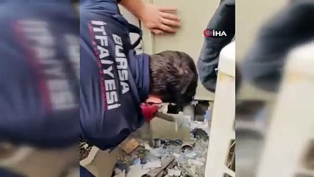 İtfaiye ekipleri sıkışan yavru kediyi böyle kurtardı