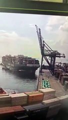 Kocaeli'de gemi limana çarptı, 3 vinç devrildi