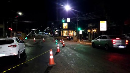 Atenção: semáforo cai e interdita duas pistas na Barão do Cerro Azul