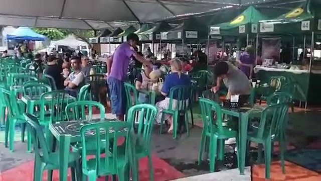 Chuva não assusta e cascavelenses marcam presença na Feira do Teatro