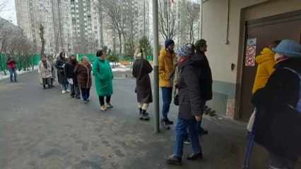 Ciudadanos rusos acuden a votar en el tercer día de comicios.