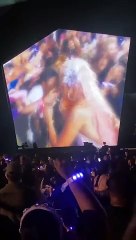 Karol G emociona a sus fans al bajar del escenario durante su concierto
