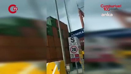 Gemi limana çarptı! 3 vinç böyle devrildi