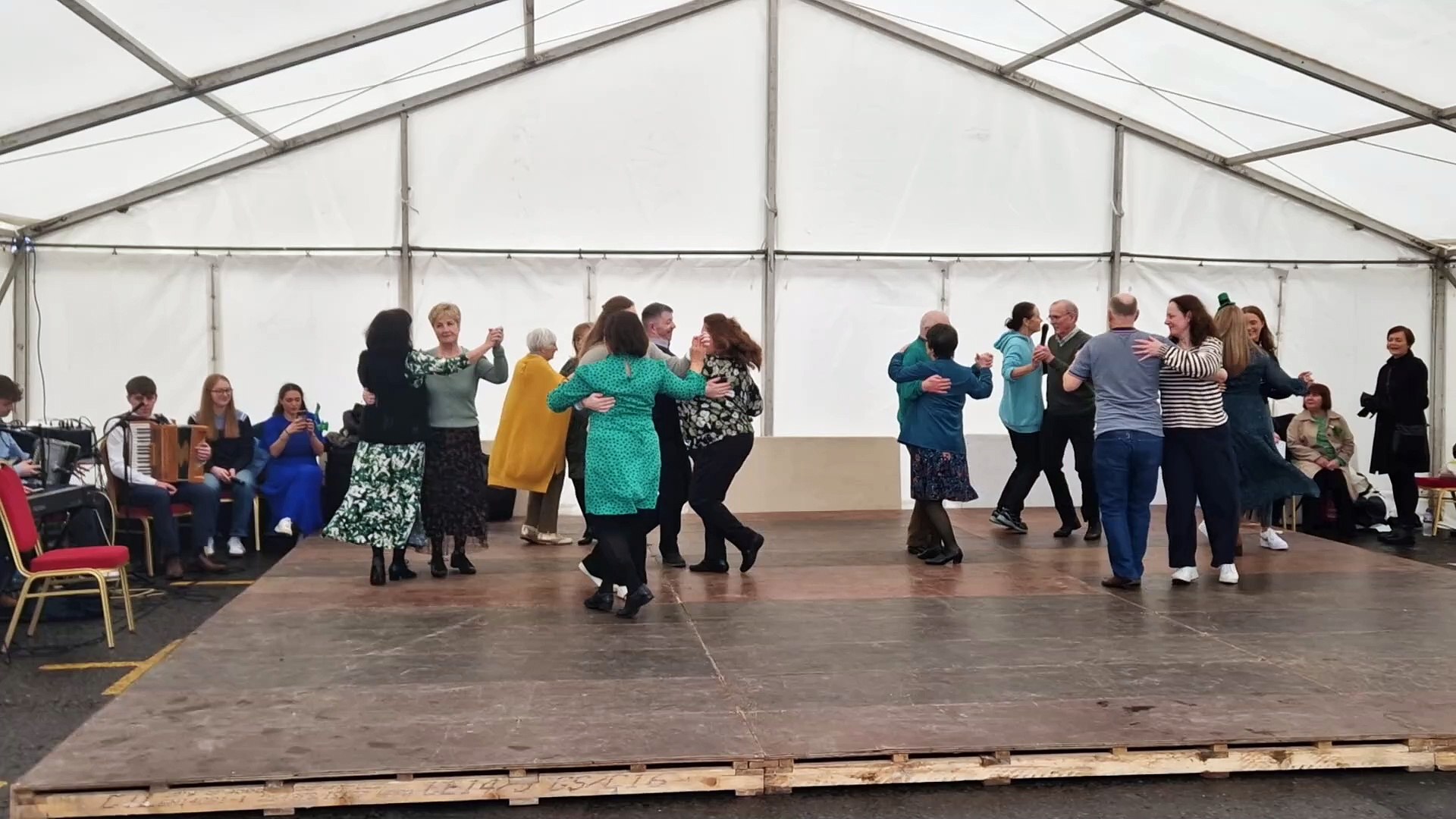 ⁣A song and dance at St Patrick's Day in Newry