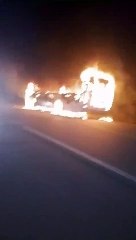 Ônibus é destruído por incêndio após colisão em Atalaia