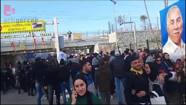 Newroz çıkışında polis barikatı: Gözaltına alınanlar var