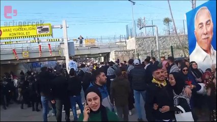 Newroz çıkışında polis barikatı: Gözaltına alınanlar var