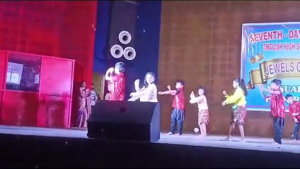 VIDEO : छात्रों ने फिल्मी गीतों पर दी आकर्षक प्रस्तुति