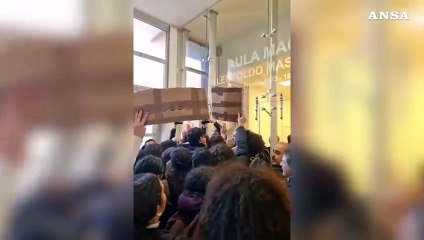 Video herunterladen: Protesta degli studenti, salta un dibattito alla Federico II di Napoli