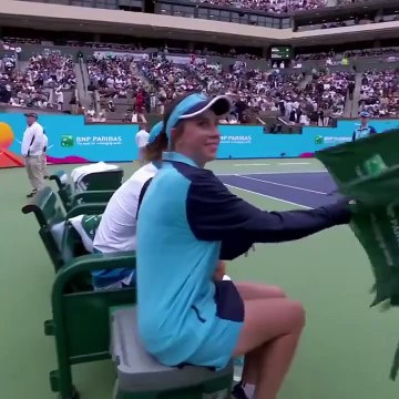 Sinner tiene l'ombrello alla raccattapalle e le chiede della sua vita