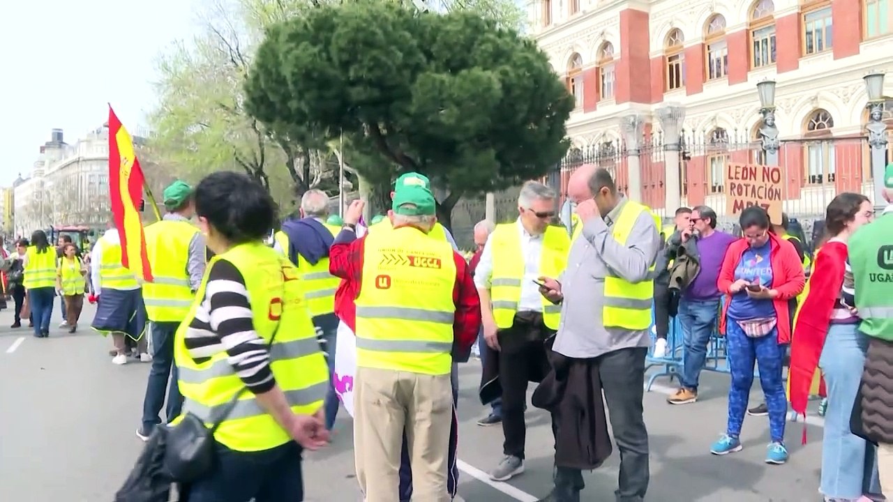 Cerca de 80 tractores marchan por Madrid para pedir que las explotaciones sean "rentables"