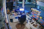 Câmera flagra ladrão estourando vidro e furtando loja de conveniência em Tapejara