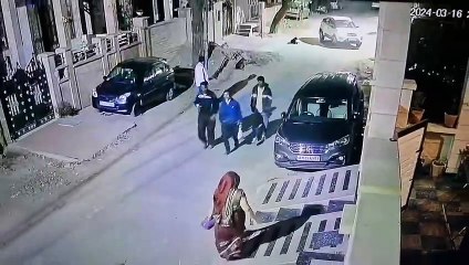 अकेली महिला तीन नकाबपोशों से भिड़ी, काबू में करने के लिए सरियों से पीटा