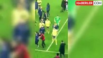 Türk futbolunun utanç gecesi! Trabzonsporlu taraftar Fenerbahçe'nin kalecisine yumruk attı
