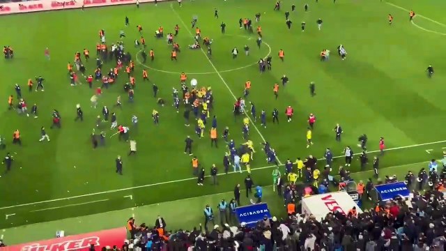 Trabzon’da taraftarlar sahaya indi! Fenerbahçeli oyuncular güvenlik çemberinde sahayı terk etti