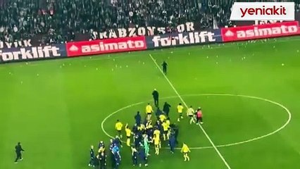 Türk futbolunun kara günü! Trabzon'da maç sonu taraftarlar sahaya girdi! Futbolculara saldırdılar