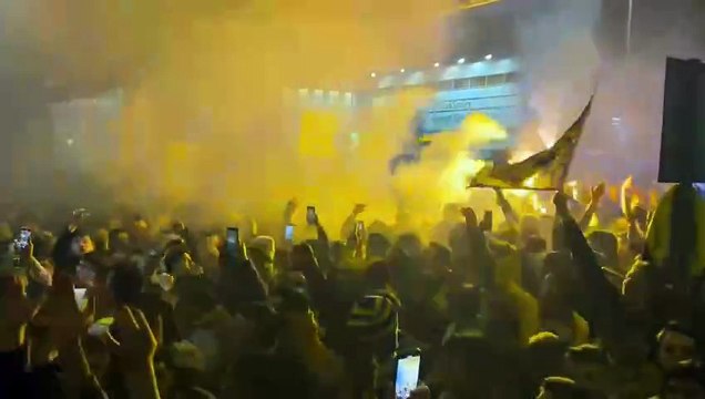 Fenerbahçe taraftarı Sabiha Gökçen Havalimanı'na akın etti