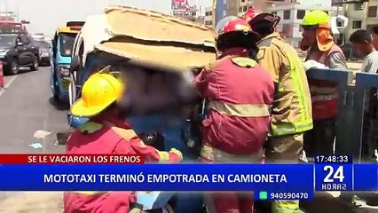 ¡Imagen impactante! Mototaxi se empotra contra camioneta y chofer queda grave