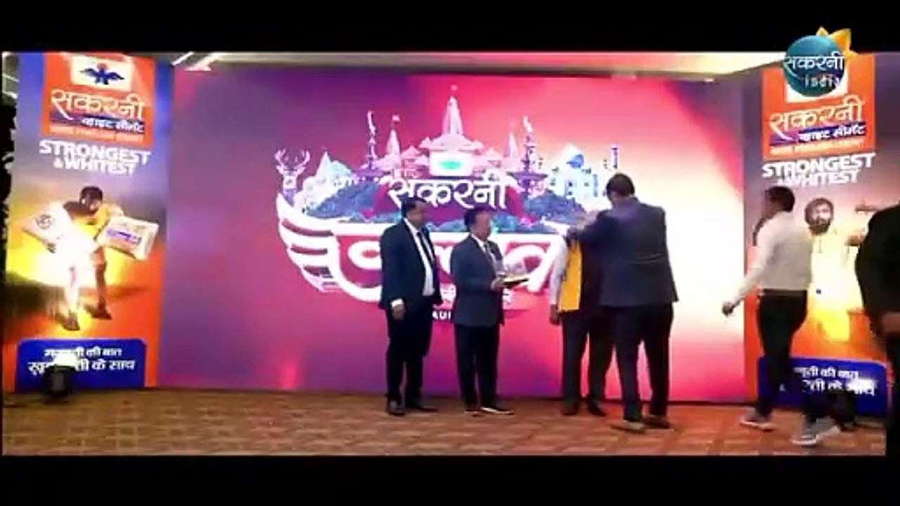 अपनी सफलता का श्रेय ख़ुद को भी देना ज़रूरी है और जब अपने भी साथ में कामयाबी के शिखर पर चढ़ने लगे तो ये सफलता उत्सव में बदल जाती है। ऐसे ही सकरनी ने भी अपनों के साथ मिलकर कामयाबी का उत्सव मनाया। आइए देखते हैं इसकी ख़ास झलकियाँ।