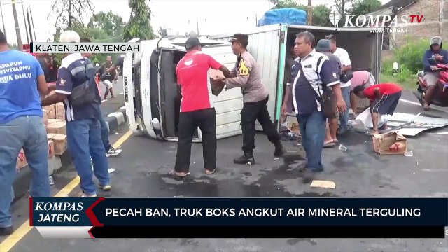 Pecah Ban, Truk Boks Angkut Air Mineral Terguling