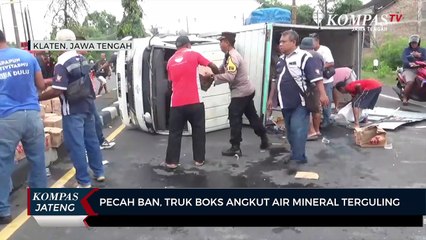 Pecah Ban, Truk Boks Angkut Air Mineral Terguling