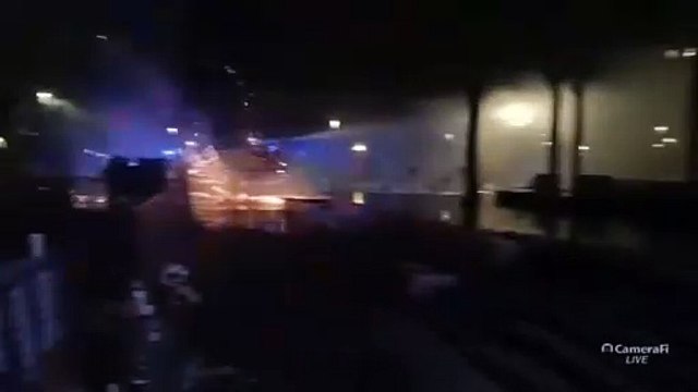 Marseille - Trois blessés parmi les forces de l'ordre attaquées après le Carnaval de la Plaine cette nuit : Commerces dégradés, barricades installées, poubelles ont été incendiées...